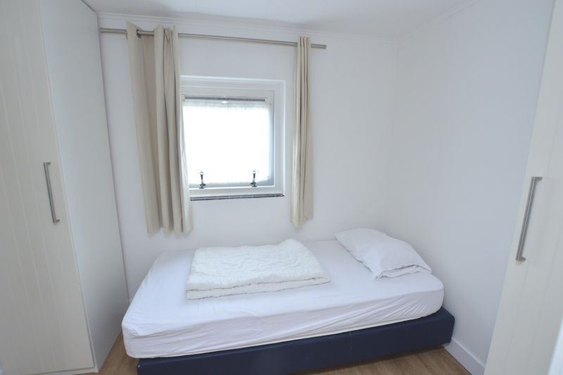 Gemuetliches Schlafzimmer im Ferienhaus De Parel 282, De Dennen, Texel mit Einzelbett und viel Licht.