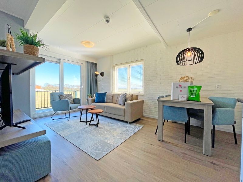 Gezellige zitruimte in Appartement Bos en Duin 30, De Dennen, Texel met moderne inrichting en natuurlijk licht.