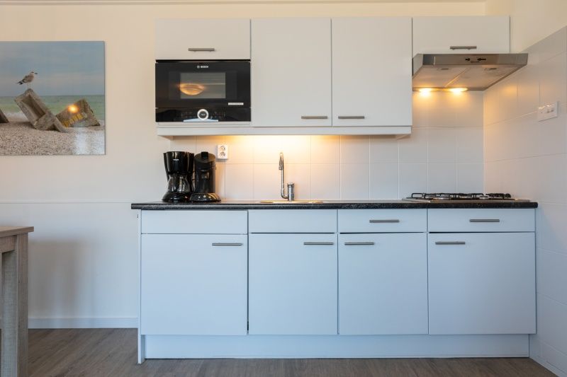 Moderne keuken van Appartement Bos en Duin 30, De Dennen, Texel met alle benodigde apparatuur voor een comfortabel verblijf.