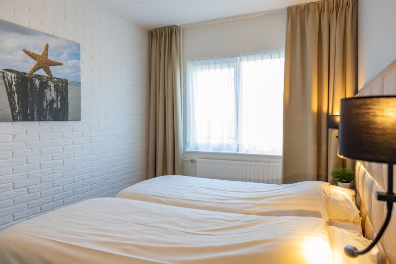Comfortabele slaapkamer in Appartement Bos en Duin 30, De Dennen, Texel met natuurlijke lichtinval en rustige ambiance.
