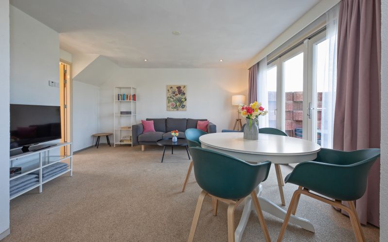 Modernes Wohnzimmer und Essbereich im Huisje 6, Ferienhaus in De Dennen, Texel.