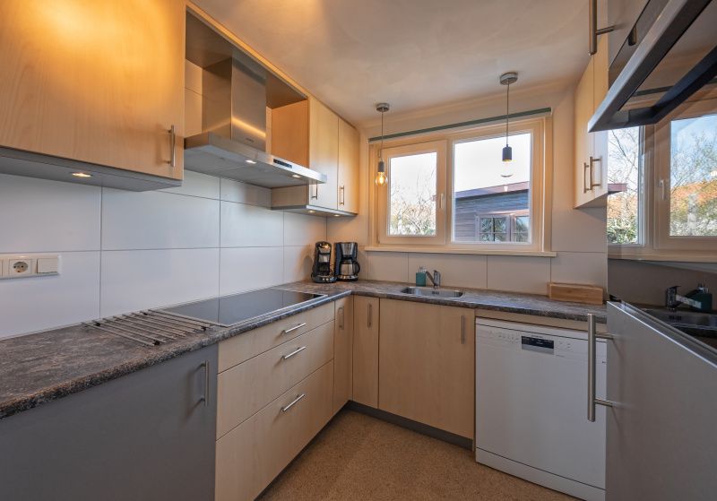 Vollstaendig ausgestattete Kueche in Cottage 6, Texel, ideal fuer Selbstversorger.