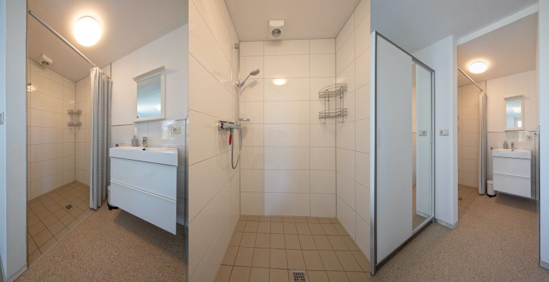 Geraeumiges Badezimmer mit Dusche im Ferienhaus Huisje 6, De Dennen, Texel.