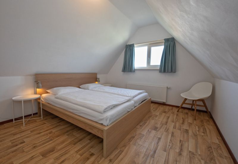 Gemuetliches Mansardenzimmer mit Doppelbett in Cottage 6, De Dennen, Texel.