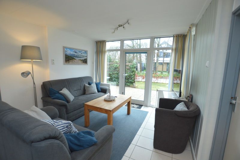 Gemuetliches Wohnzimmer des Ferienhauses de Parel 194 in De Dennen, Texel mit viel Licht.