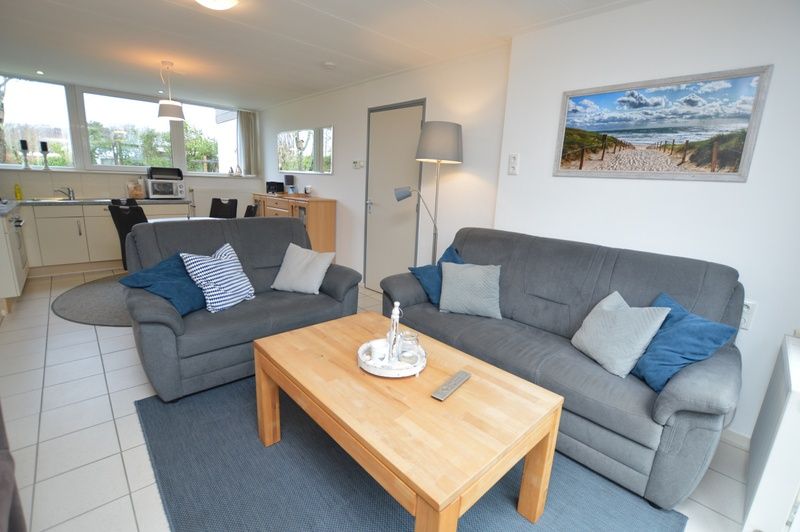 Offene Kueche und Wohnzimmer im Ferienhaus de Parel 194, De Dennen, Texel fuer ein gemuetliches Gefuehl.