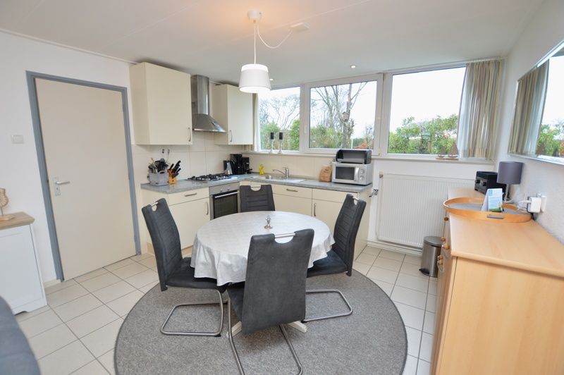 Essecke und Kueche im Ferienhaus de Parel 194, De Dennen, Texel mit Blick auf die Natur.