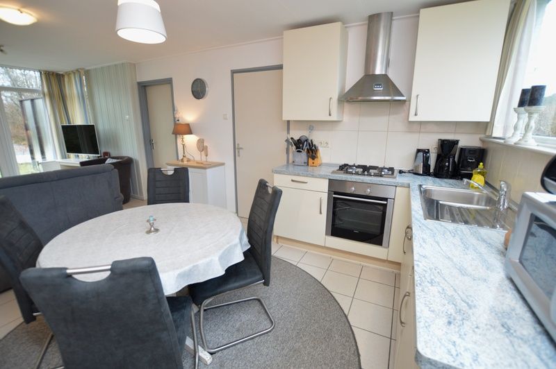 Vollstaendig ausgestattete Kueche im Ferienhaus de Parel 194, De Dennen, Texel mit modernen Geraeten.