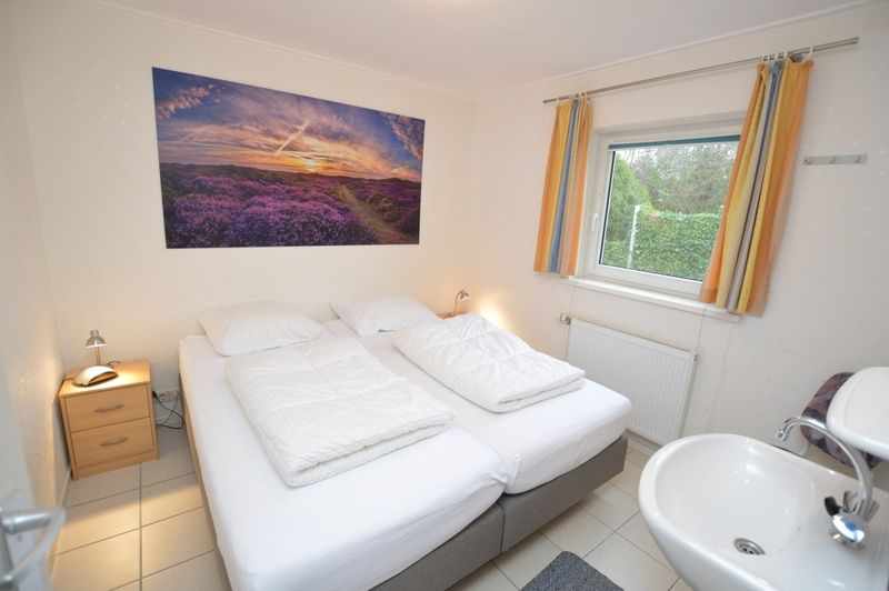 Zweites Schlafzimmer im Ferienhaus de Parel 194, De Dennen, Texel mit bequemen Betten.