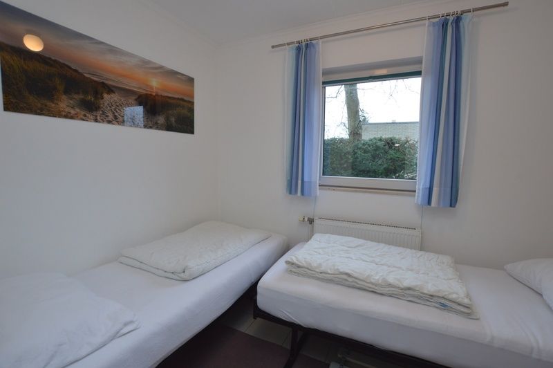 Drittes Schlafzimmer im Ferienhaus de Parel 194, De Dennen, Texel mit Blick auf den Garten.