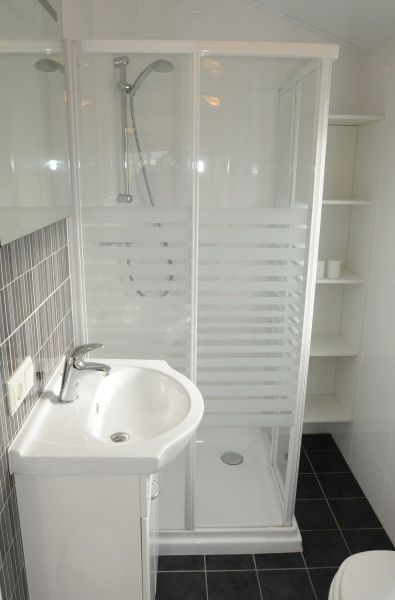 Stilvolles Badezimmer mit Dusche im Ferienhaus Villetta fuer 6 Personen, De Dennen, Texel.