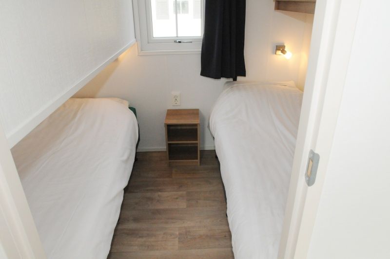 Schlafzimmer mit Doppelbett in Villetta, Ferienhaus fuer 6 Personen, De Dennen, Texel.