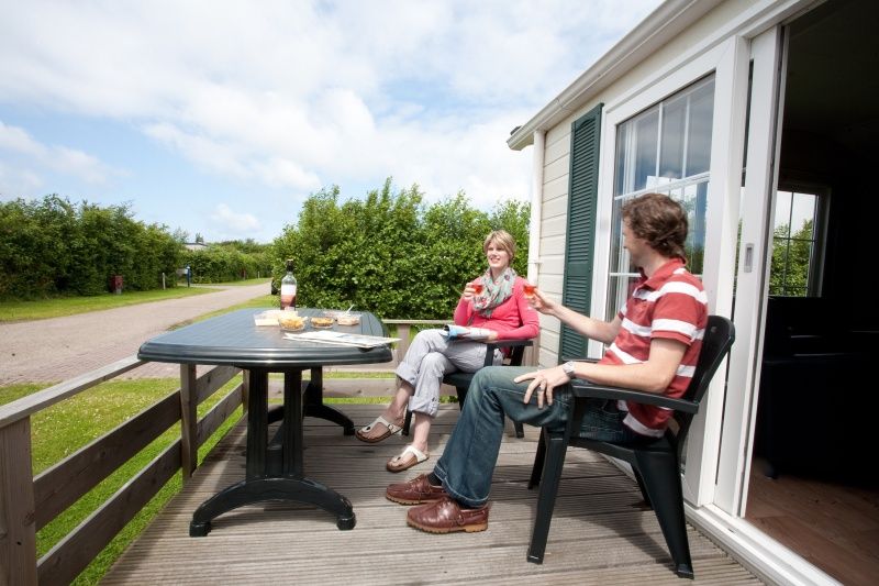 Geniessen Sie die Terrasse im Villetta Ferienhaus fuer 6 Personen, De Dennen, Texel.