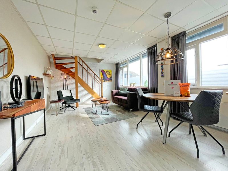 Stilvolles Interieur des Appartements Bos en Duin 25, Texel, mit moderner Einrichtung und viel natuerlichem Licht.