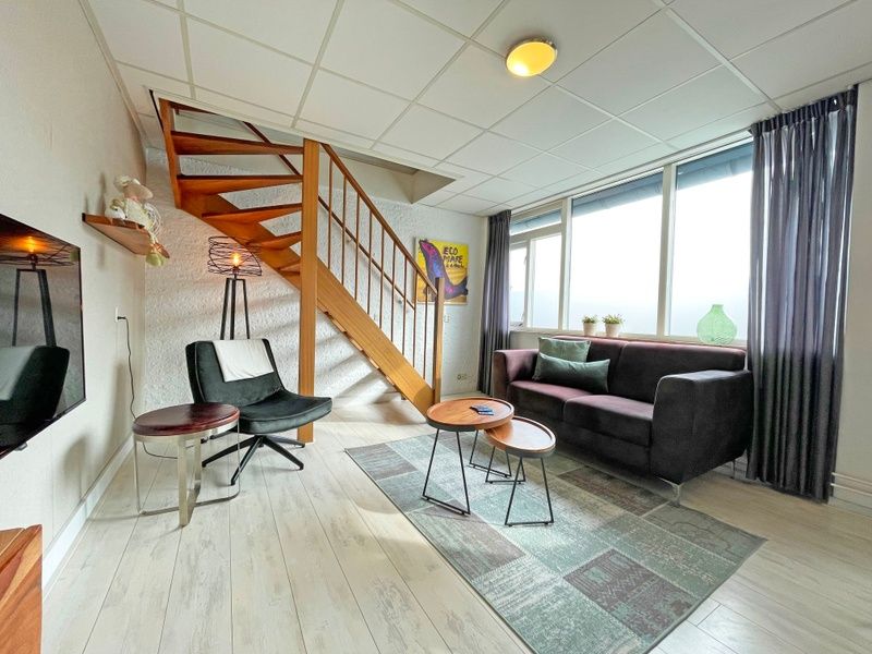 Gemuetliche Sitzecke im Apartment Bos en Duin 25, De Dennen, Texel mit Blick auf den Garten.