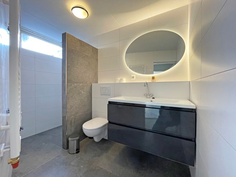Elegantes Badezimmer im Appartement Bos en Duin 25, Texel, mit modernen Annehmlichkeiten und geraeumiger Dusche.