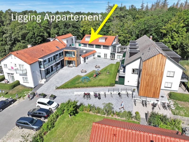 Luftaufnahme von Apartment Bos en Duin 25, De Dennen, Texel mit gruener Umgebung und nahe gelegenen Einrichtungen.