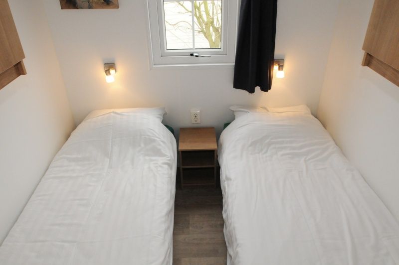Schlafzimmer mit Doppelbett in Villetta Ferienhaus fuer 4 Personen in De Dennen, Texel, Watteninseln.