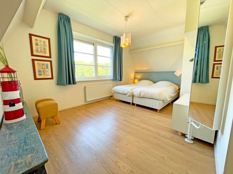 Ruime slaapkamer in Appartement Bos en Duin 42, De Dennen, Texel met comfortabel tweepersoonsbed en veel licht.