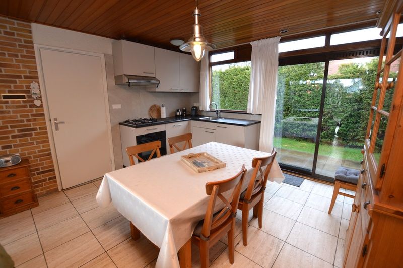 Modern kitchen in Holiday home de Parel 258, De Dennen, Texel, overlooking the garden.