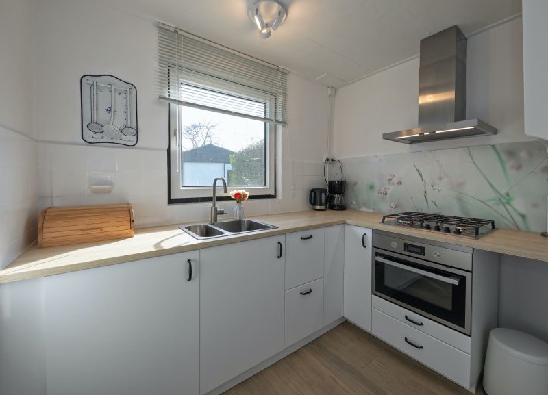 Moderne Kueche im Ferienhaus Swalefie, De Dennen, Texel, mit allen Annehmlichkeiten.