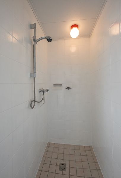 Geraeumige Dusche im Ferienhaus Swalefie, De Dennen, Texel, fuer einen entspannten Aufenthalt.