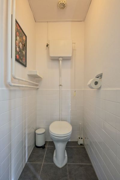 Gepflegt eingerichtetes Badezimmer mit Toilette im Ferienhaus Swalefie, De Dennen, Texel.