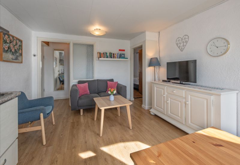 Gemuetliches Wohnzimmer im Ferienhaus Duumpie, De Dennen, Texel mit komfortabler Sitzecke.