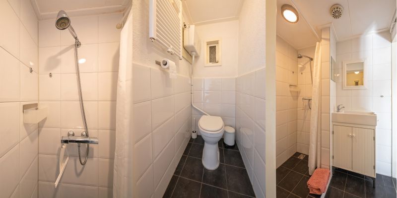Modernes Badezimmer in Duumpie, De Dennen, Texel mit Dusche und Toilette.