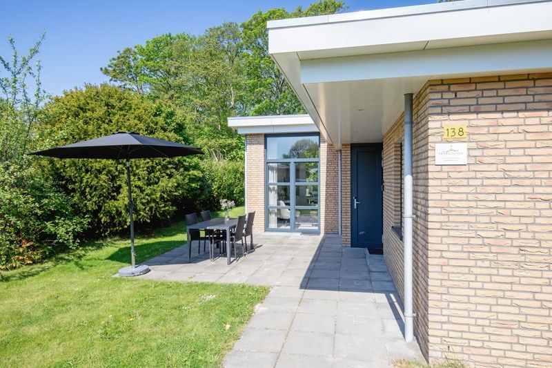 Charmantes Ferienhaus im Bungalowpark Verste Coogh - Hermelijn, Texel mit Terrasse inmitten der Natur.