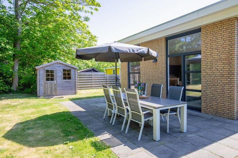 Verste Coogh - Hermelijn auf Texel: Gemuetliche Terrasse mit Esstisch im Garten des Ferienhauses.