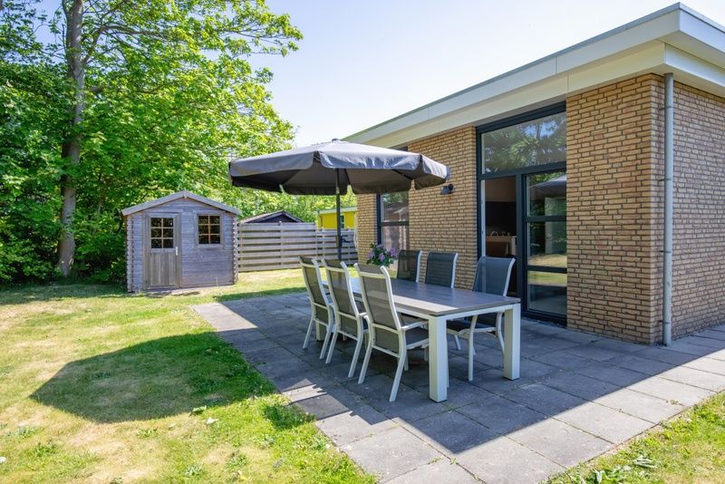 Ferienhaus Bungalowpark Verste Coogh - Hermelijn, Texel mit Terrasse und Scheune in De Dennen.