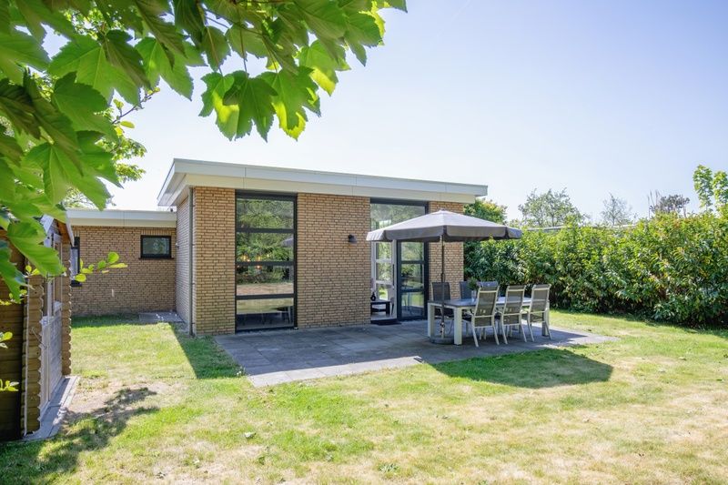 Bungalowpark Verste Coogh - Hermelijn, Texel: Grosszuegige Terrasse mit Gartenblick in De Dennen.