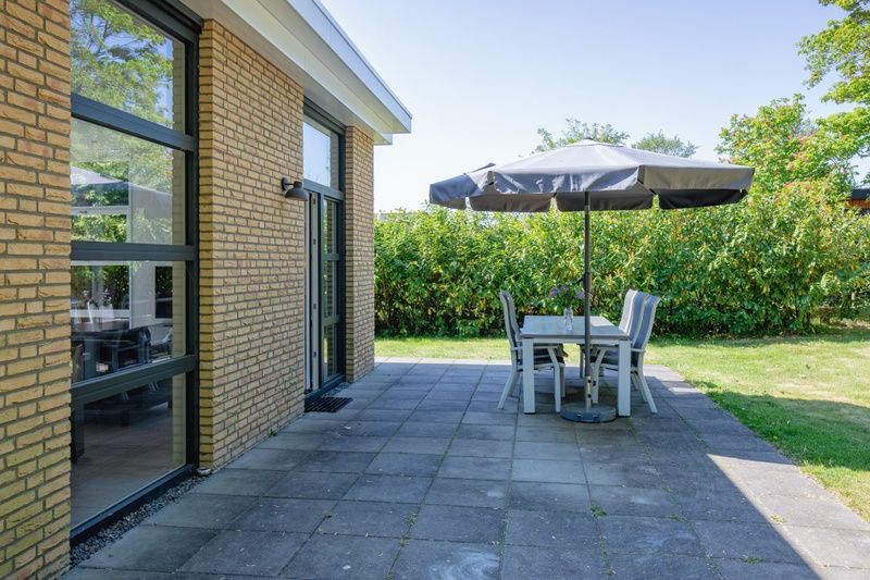 Verste Coogh - Hermelijn, Texel: Ferienhaus mit moderner Terrasse und gruenem Garten in De Dennen.