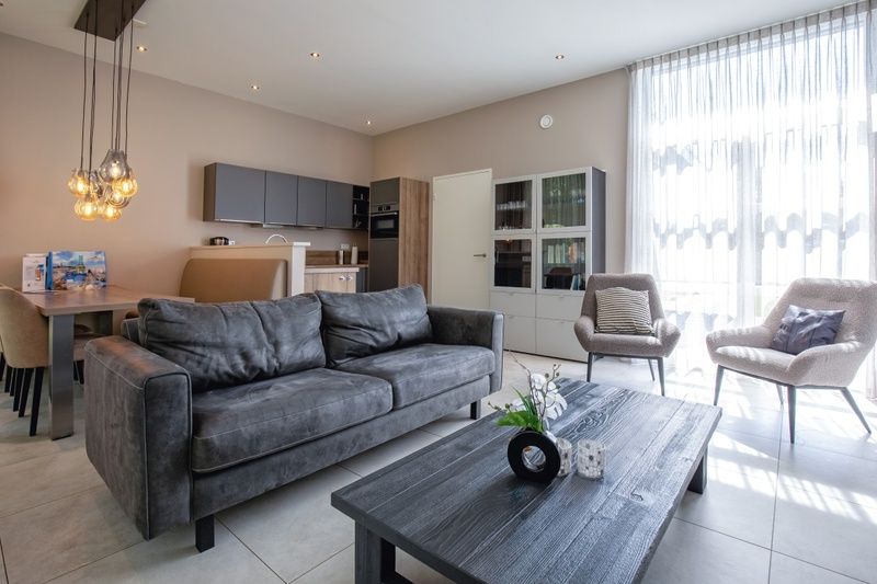 Innenansicht des Bungalowparks Verste Coogh - Hermelijn, Texel mit modernem Wohnzimmer und viel Licht.