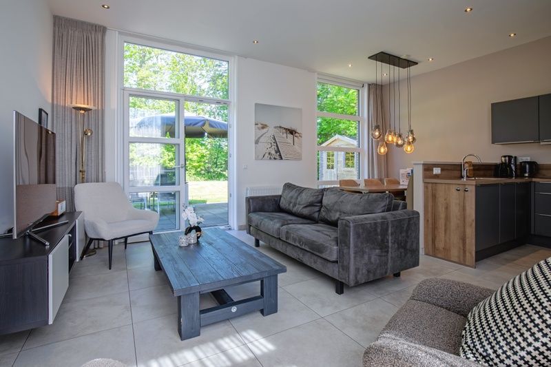 Gemuetliches Wohnzimmer im Bungalowpark Verste Coogh - Hermelijn, Texel mit Blick auf den Garten.