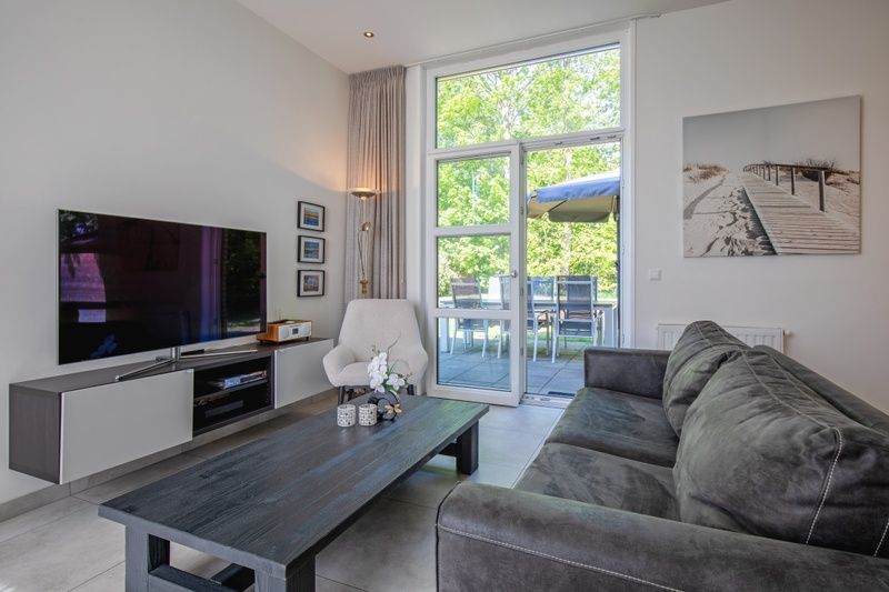 Helles und modernes Wohnzimmer in Verste Coogh - Hermelijn, Texel mit Zugang zur Terrasse.