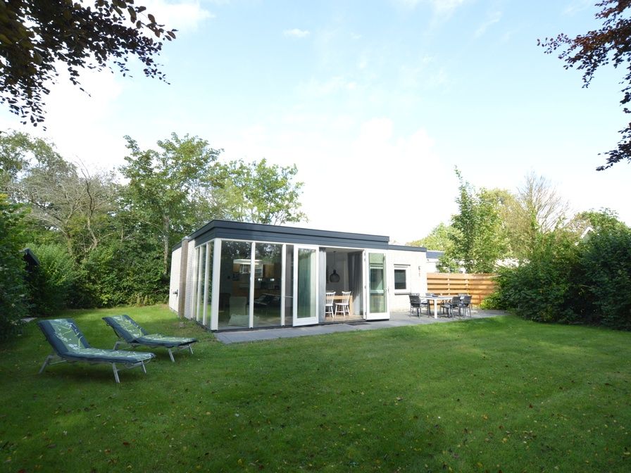 Vacation home Tempelierweg 16 - de Brunaire in De Dennen, Texel with spacious garden and deck chairs.