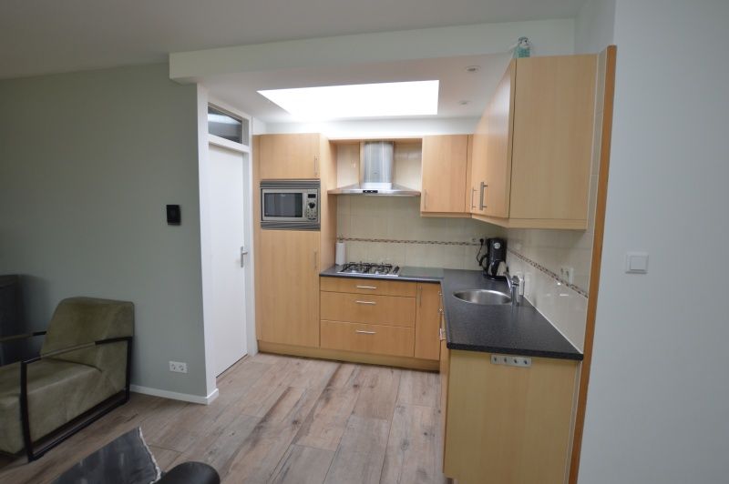 Fully equipped kitchen in Tempelierweg 16 - de Brunaire, vacation home on Texel with modern amenities.