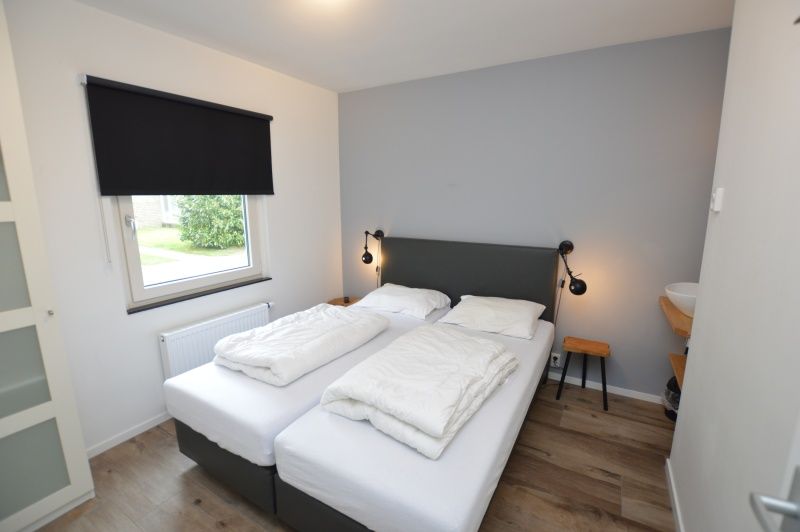 Master bedroom in Tempelierweg 16 - de Brunaire, vacation home on Texel with double bed and modern furnishings.