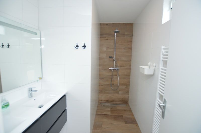 Modern bathroom with walk-in shower in Tempelierweg 16 - de Brunaire, Texel, stylish and functional.