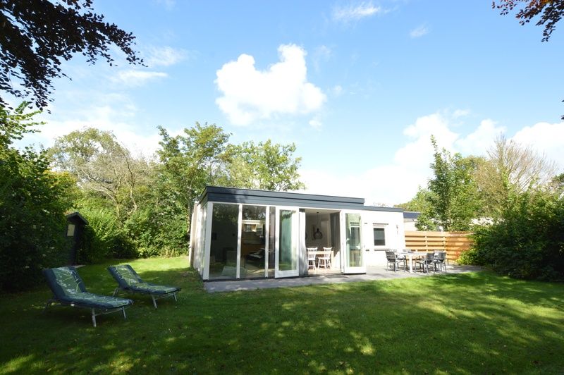 View of the terrace and garden of Tempelierweg 16 - de Brunaire, vacation home in De Dennen, Texel.