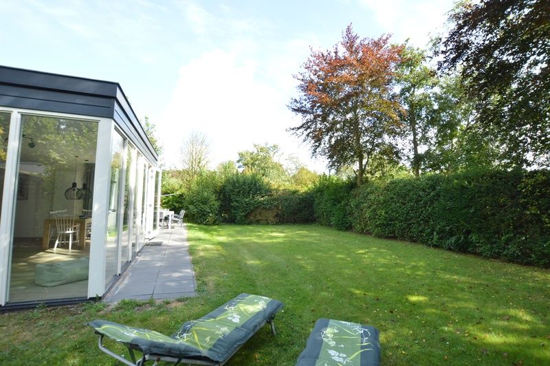 Spacious garden with deck chairs at Tempelierweg 16 - de Brunaire, Texel, perfect for relaxing in nature.