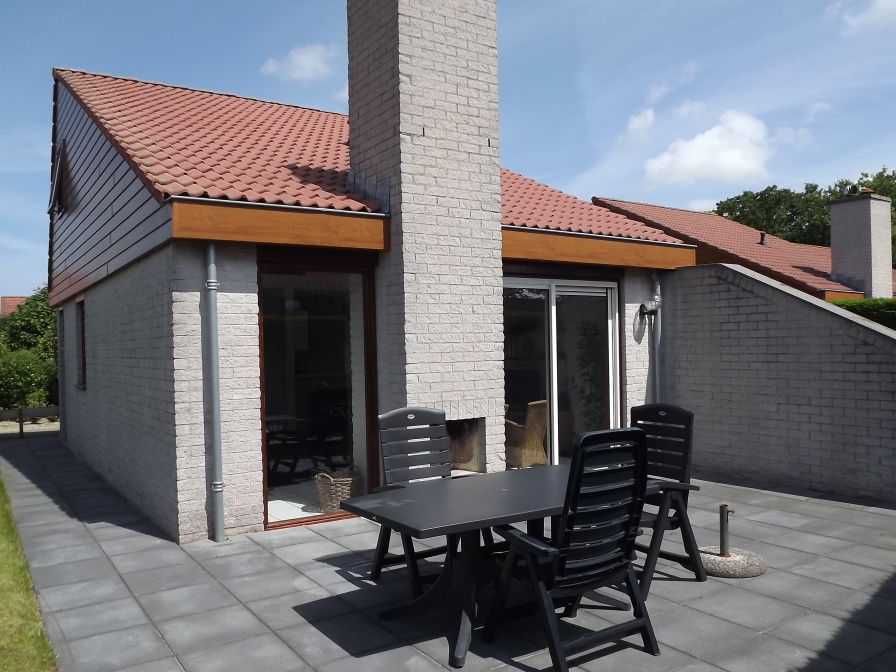Vakantiehuis Gortersmient 216 in De Dennen, Texel met zonnig terras en comfortabele buitenzitplaatsen.