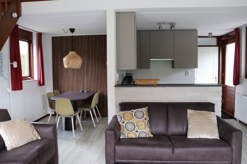 Open keuken en woonkamer in Vakantiehuis Gortersmient 216, De Dennen, Texel met gezellige zithoek.