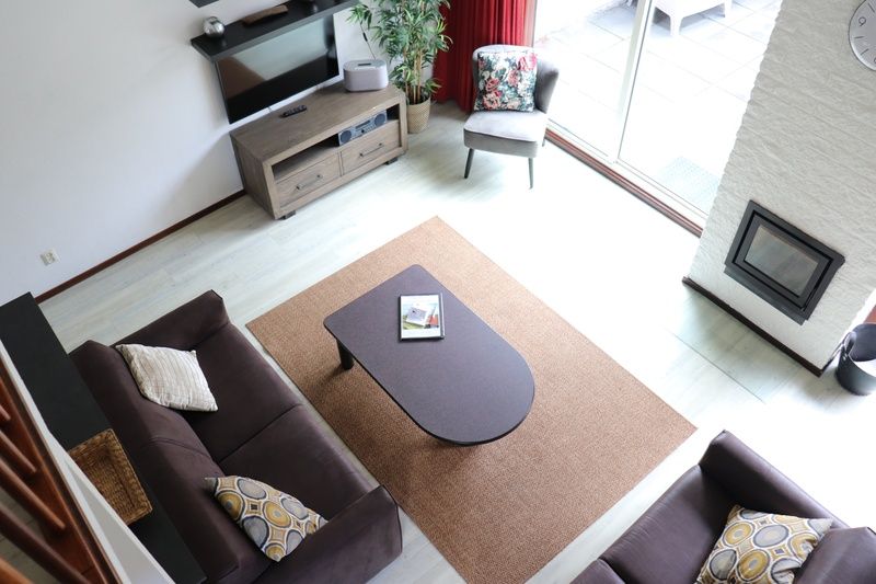 Overzicht van de woonkamer in Vakantiehuis Gortersmient 216, De Dennen, Texel met modern interieur.