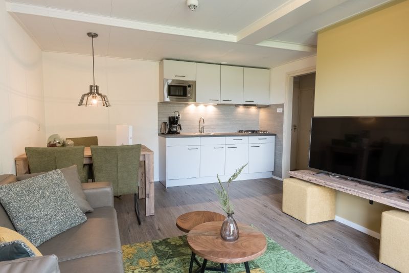 Offene Kueche und Essbereich im Apartment Bos en Duin 32, De Dennen, Texel fuer eine gemuetliche Mahlzeit.