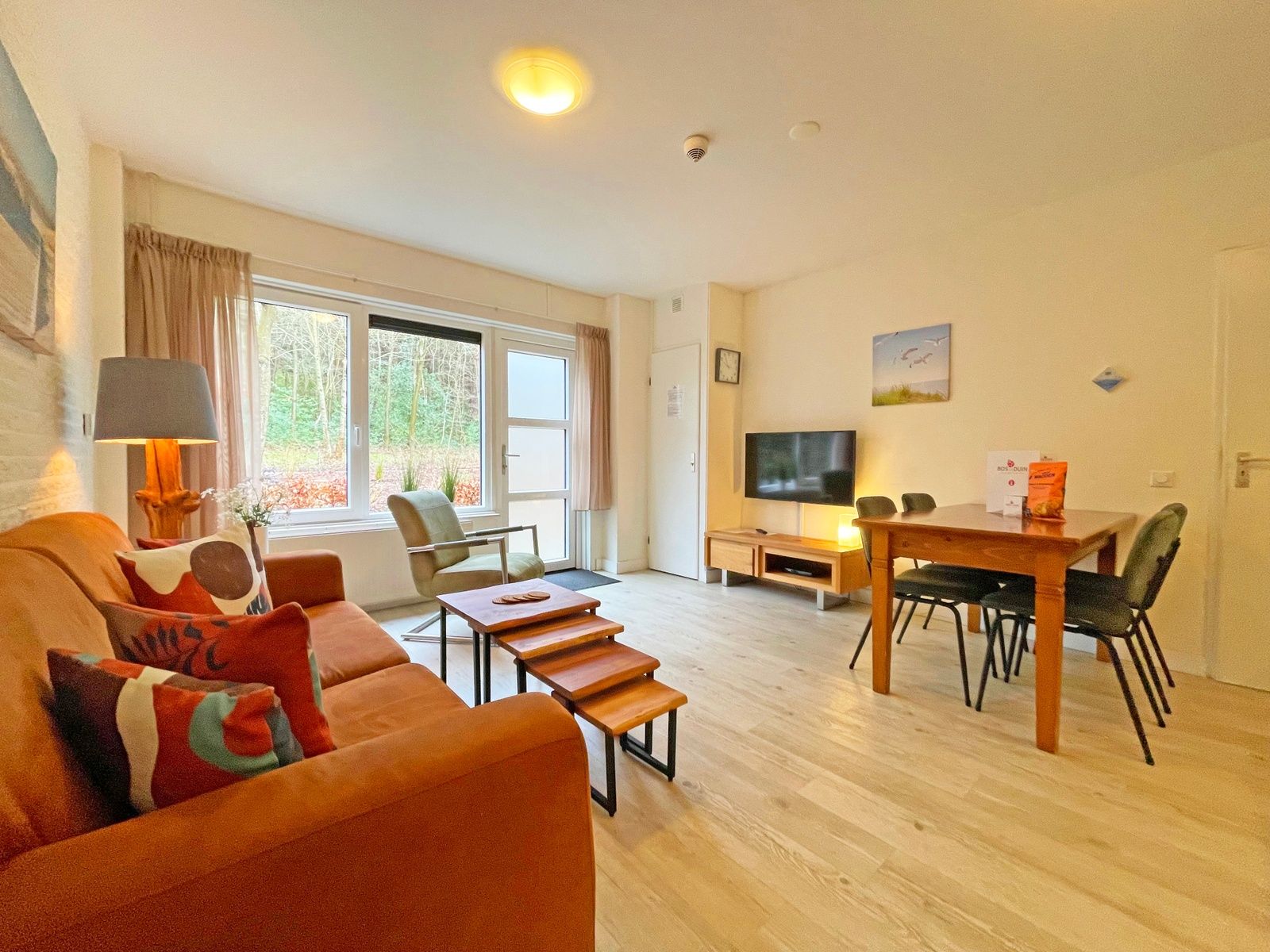Modern kitchen in Apartment Bos en Duin 08, De Dennen, Texel, with dining area and comfortable amenities.