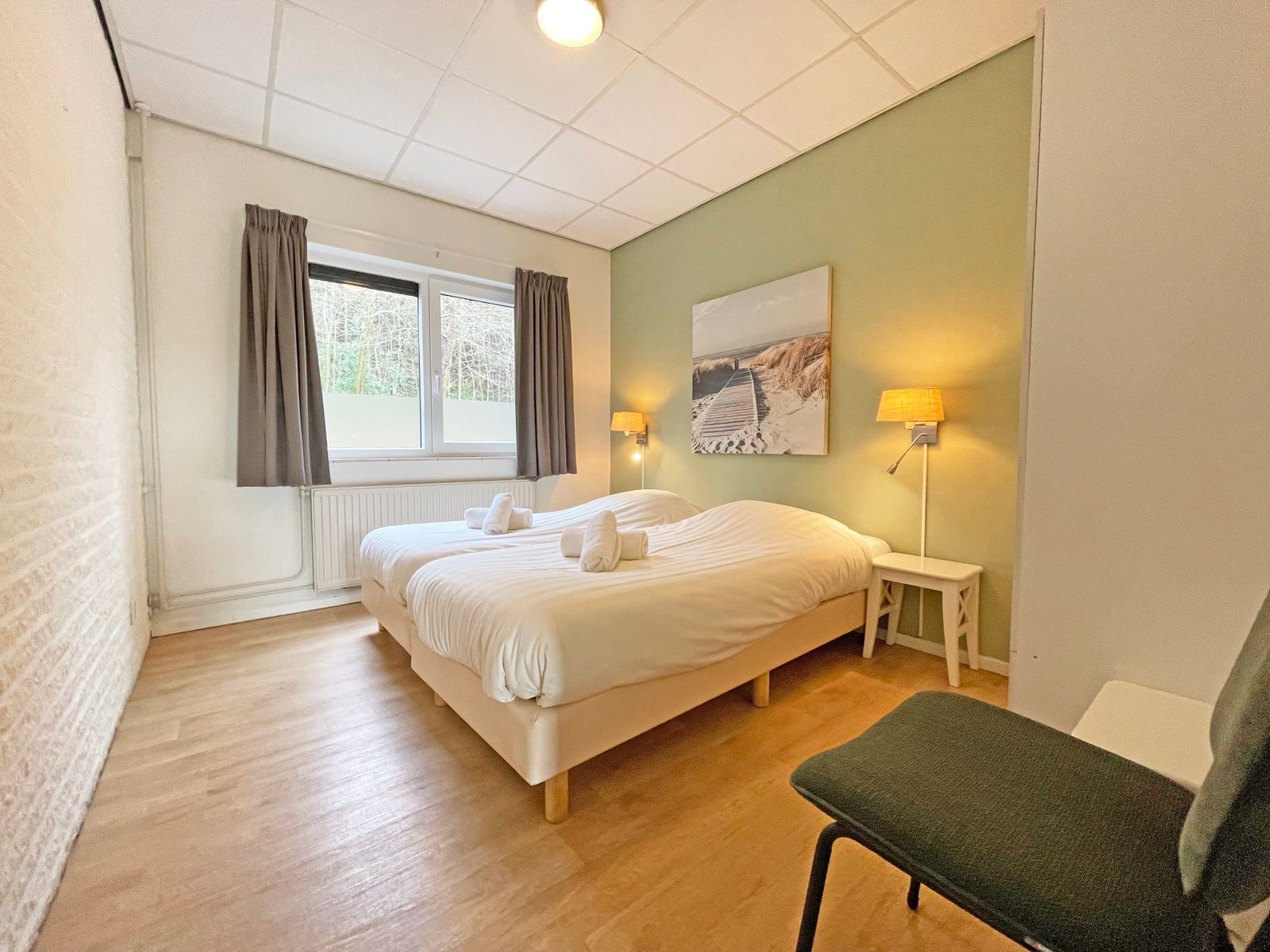 Second bedroom in Apartment Bos en Duin 08, De Dennen, Texel, with comfortable beds and fresh furnishings.