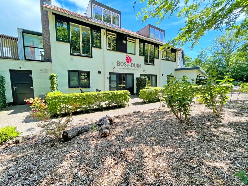 Entrance to Apartment Bos en Duin 08, De Dennen, Texel, with well-kept garden and sunny terrace.